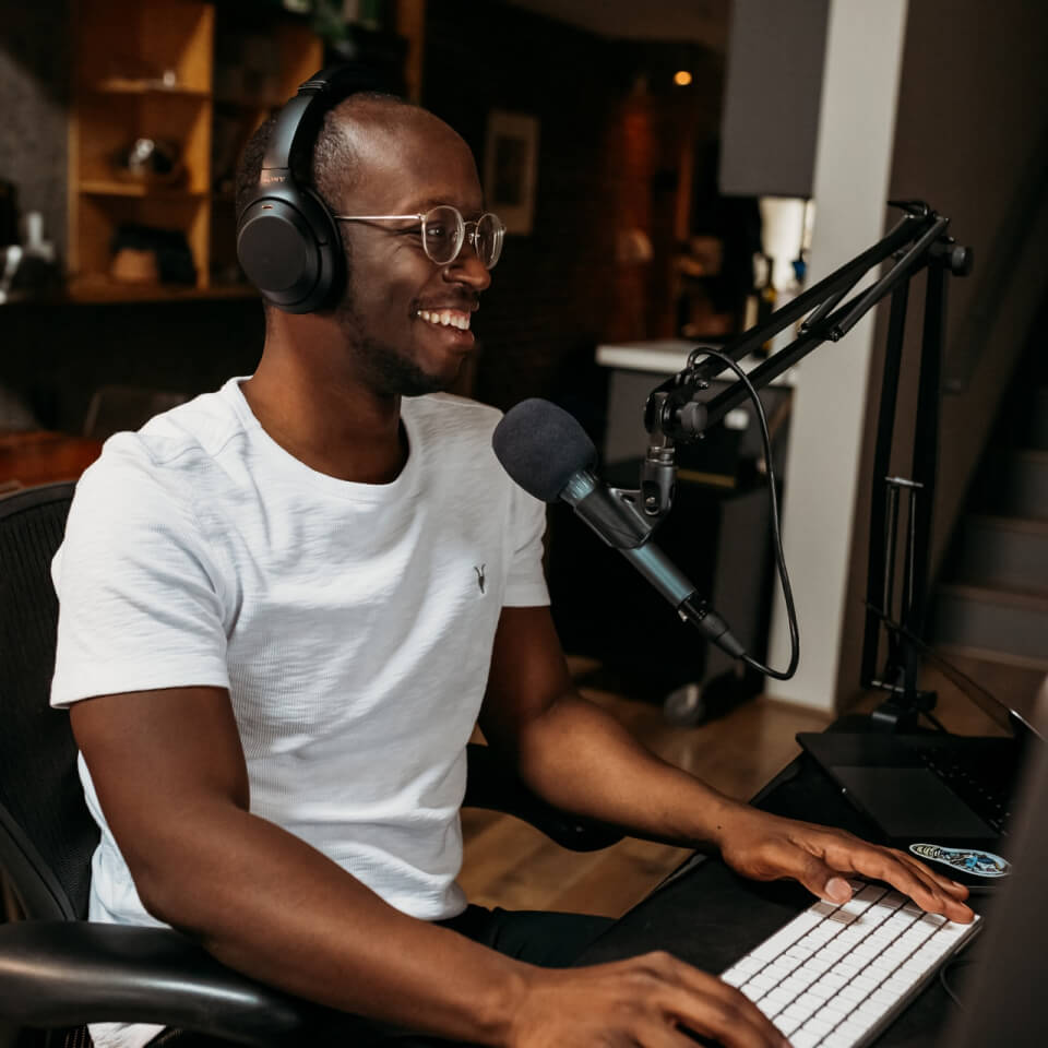 Conóceme podcaster template hero img